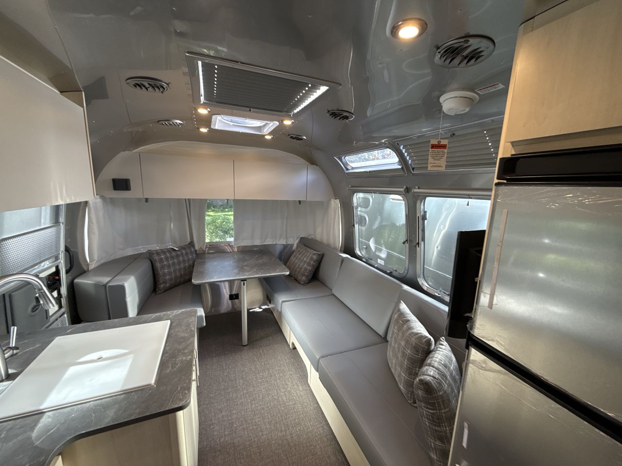 2025 Airstream 27FBQ Base