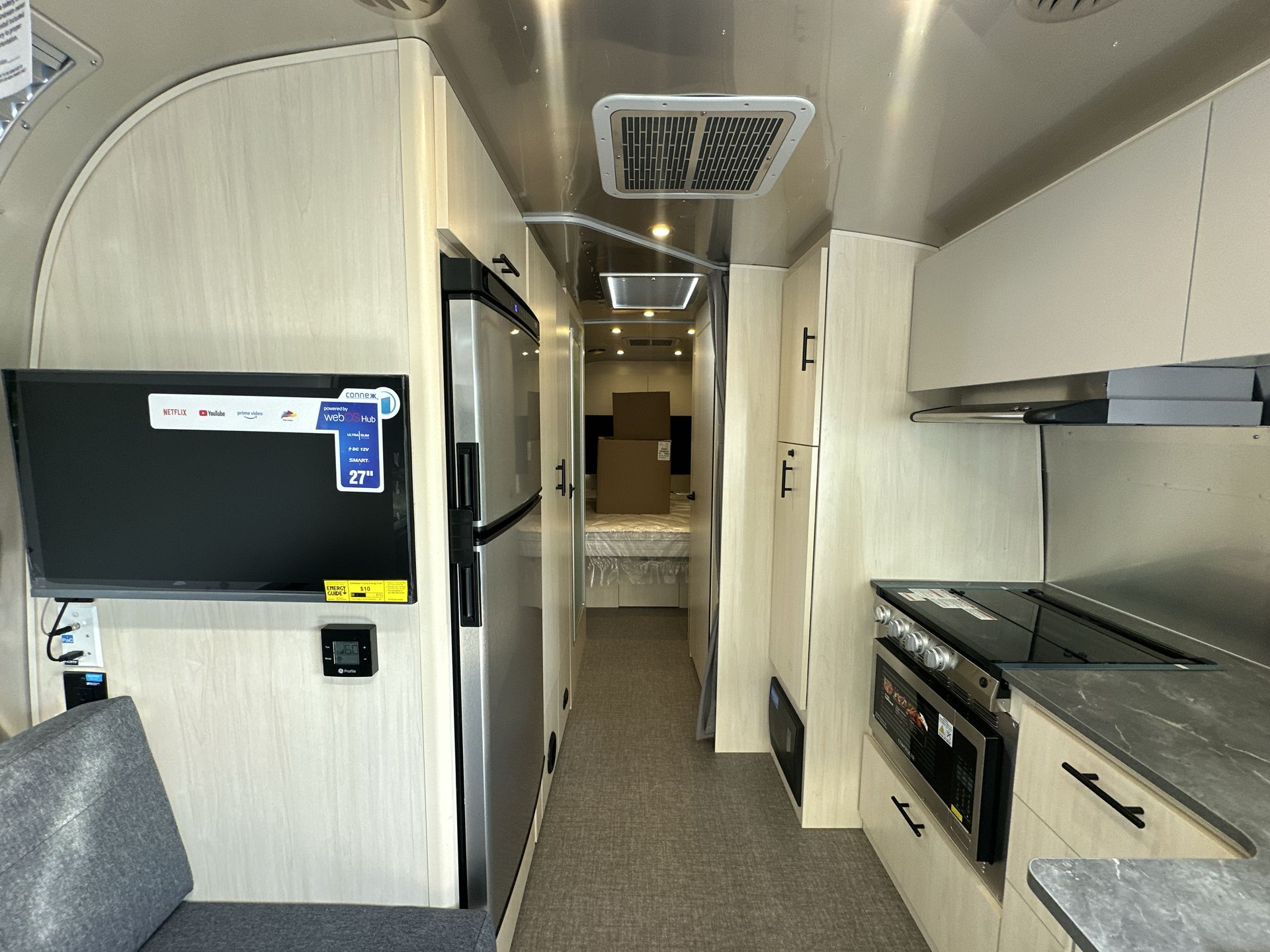 2025 Airstream 27FBQ Base