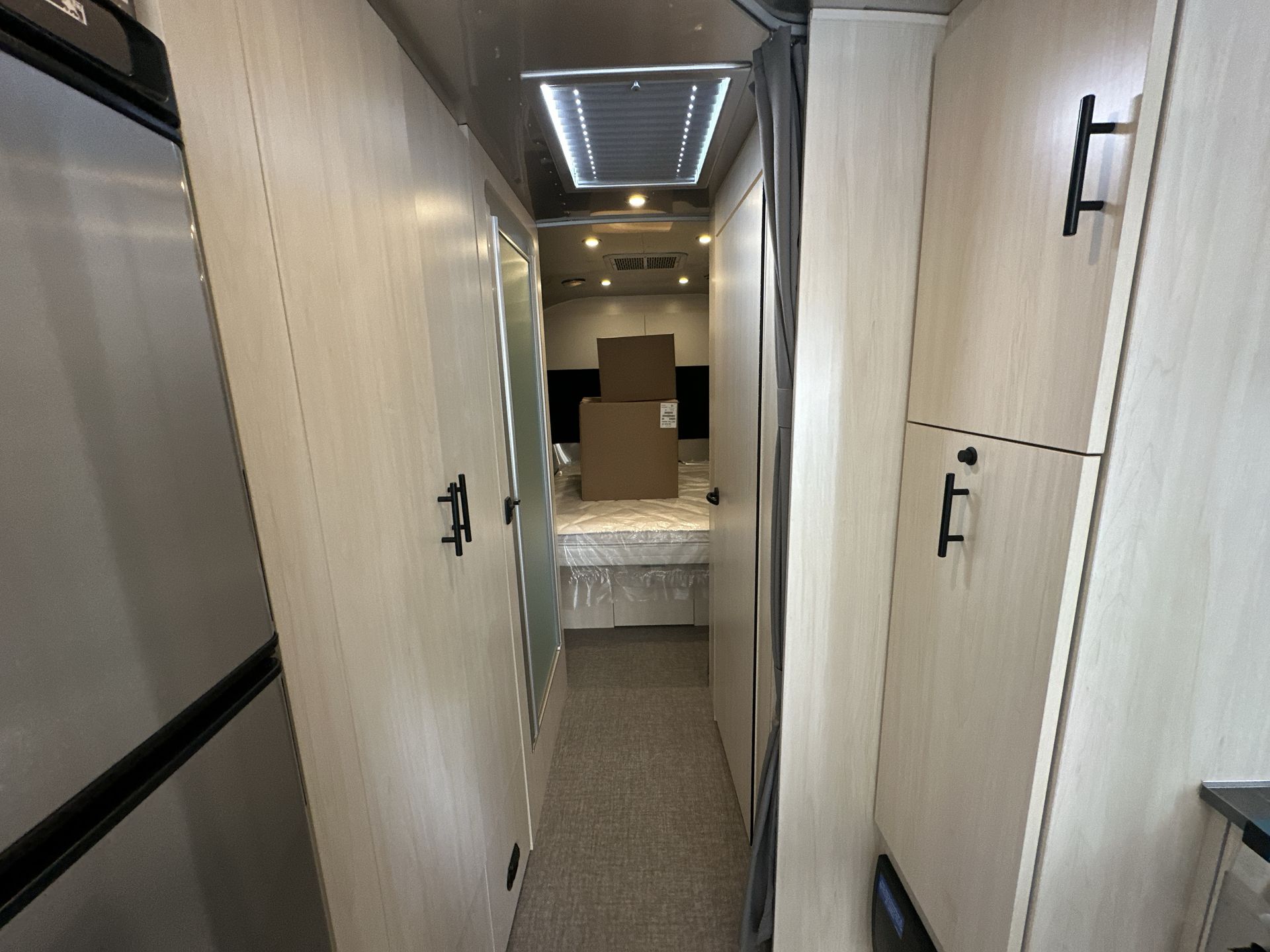 2025 Airstream 27FBQ Base