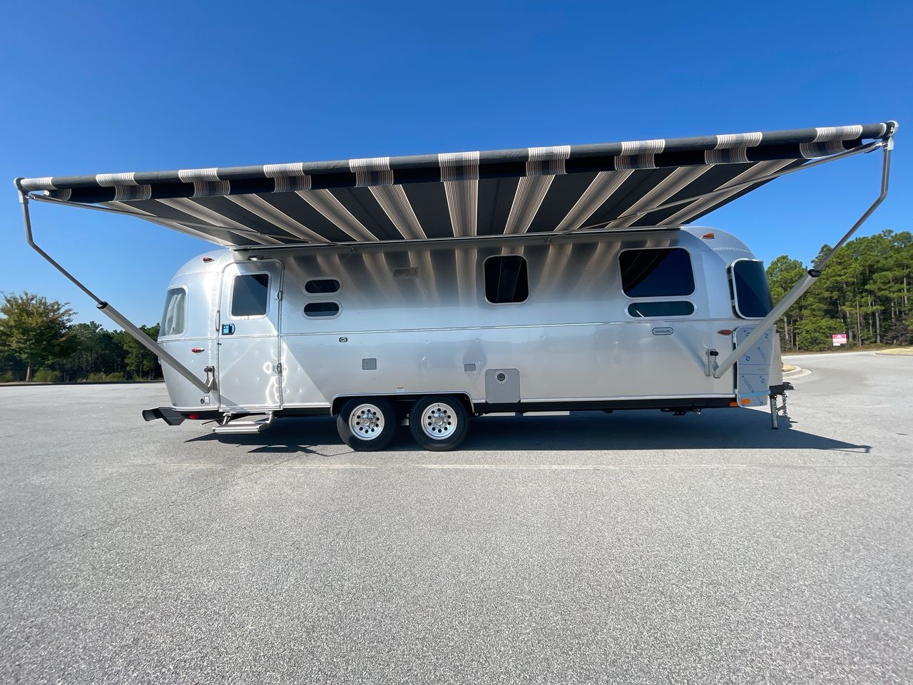 2026 Airstream 27FBQ Base