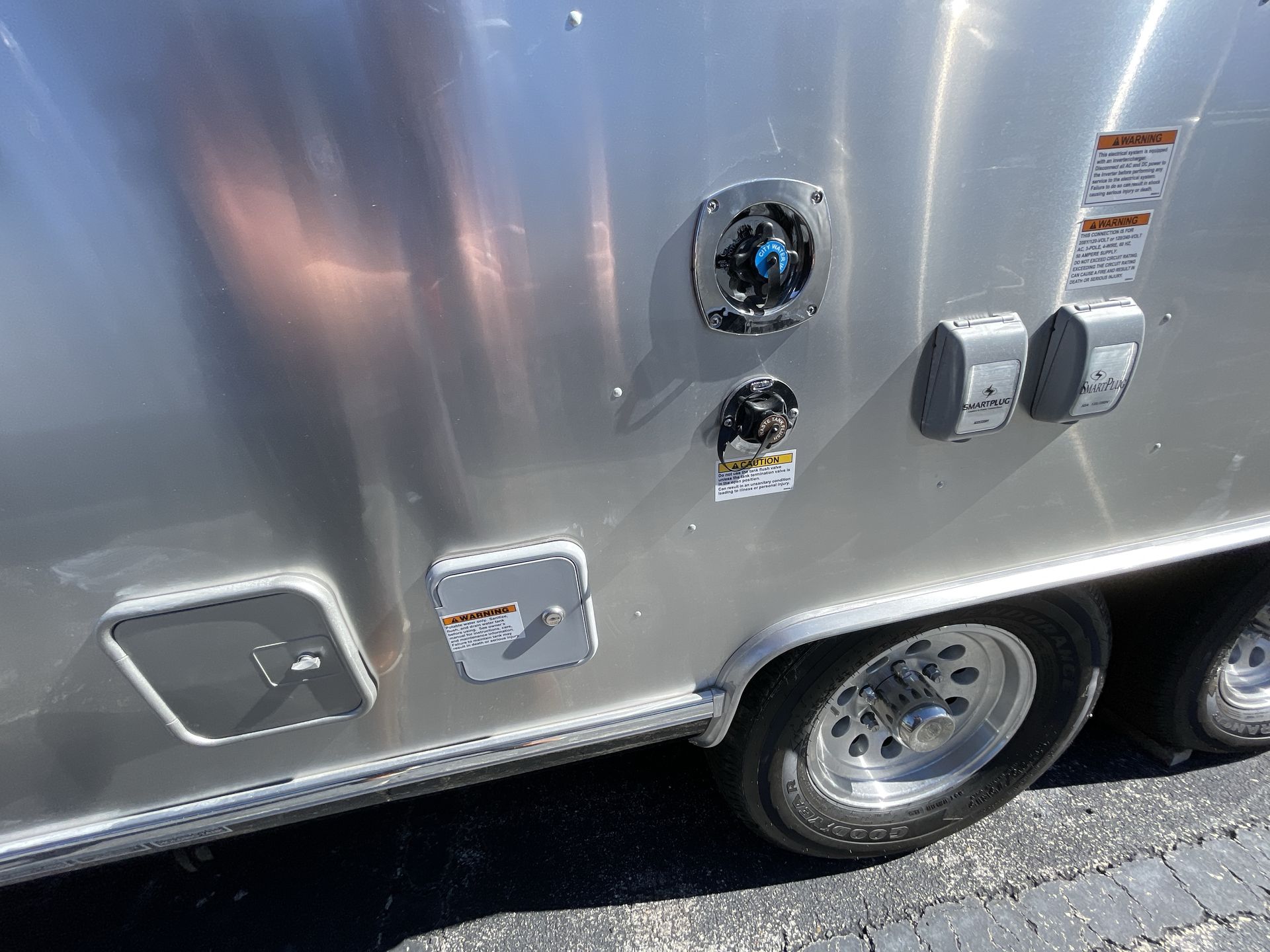 2026 Airstream 27FBT Base