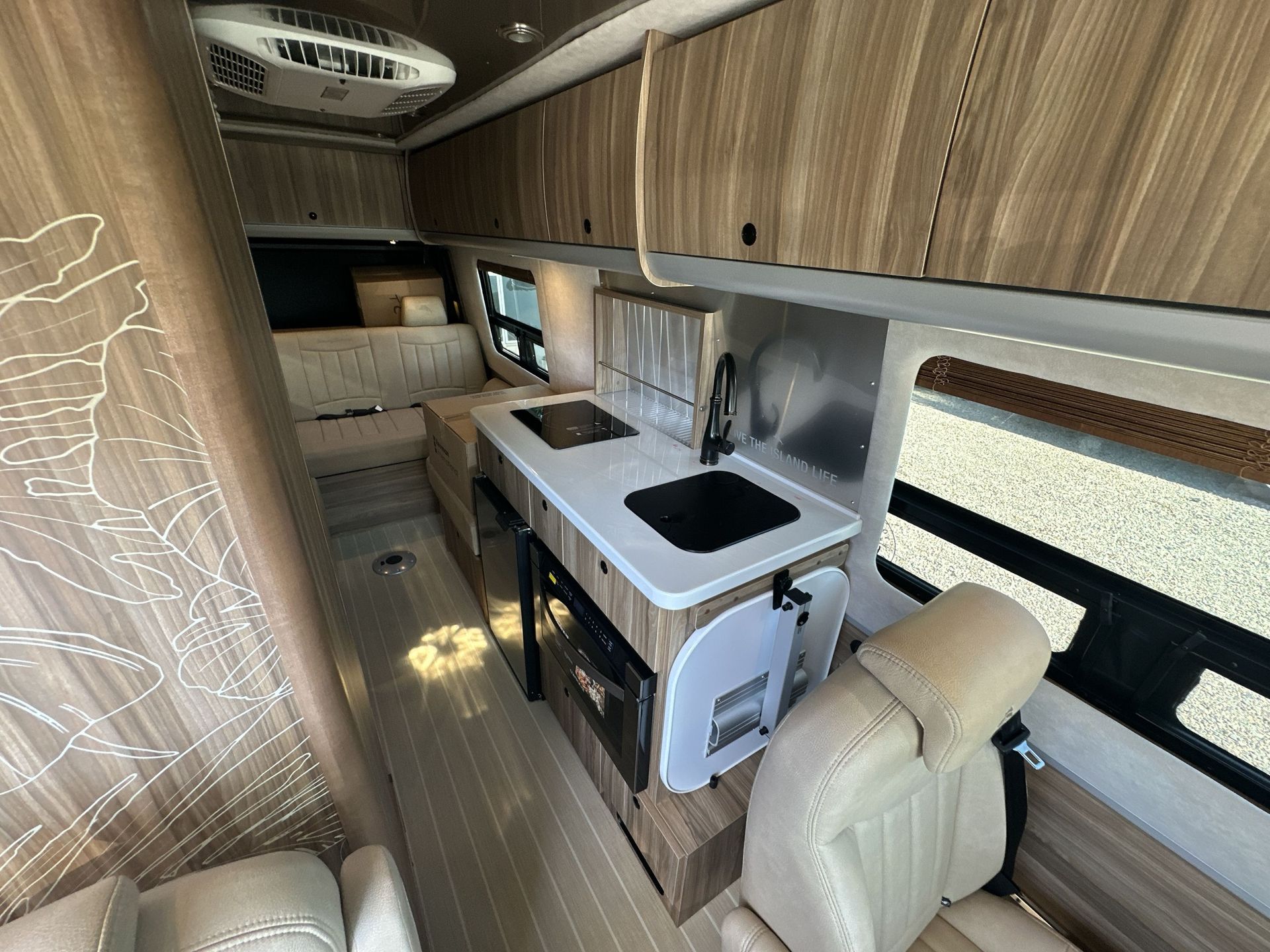 2026 Airstream 24GL Tommy Bahama Base