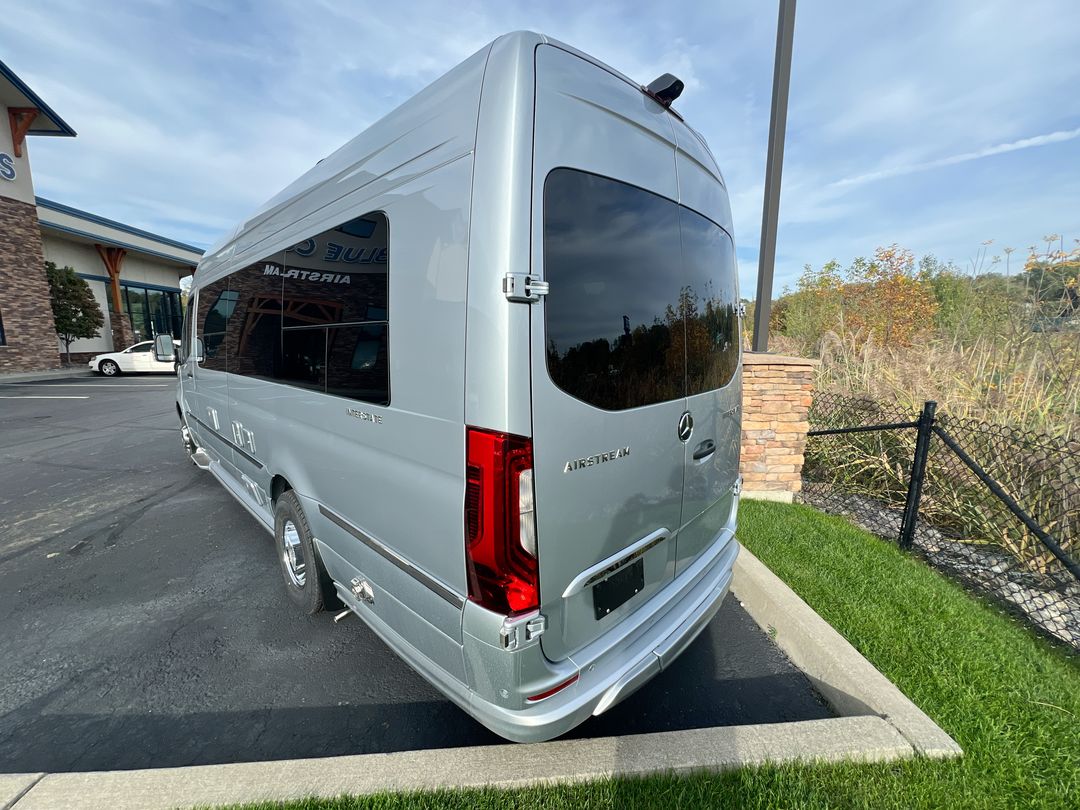2026 Airstream 24GL 4x2 Passenger Base